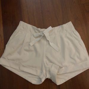 🍋 White lululemon Spring Breakaway Shorts